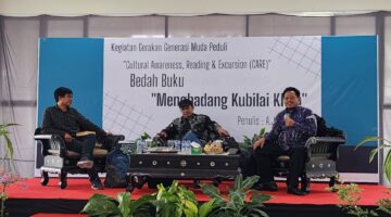 Pembedah dan Penulis. Dedy Ahmad Hermansyah (kiri), Prof. Nuriadi (tengah), dan A.J Susmana (kanan)