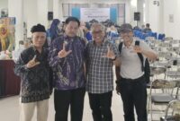 Dr. H. Muslihin (kiri depan).