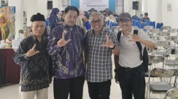 Dr. H. Muslihin (kiri depan).