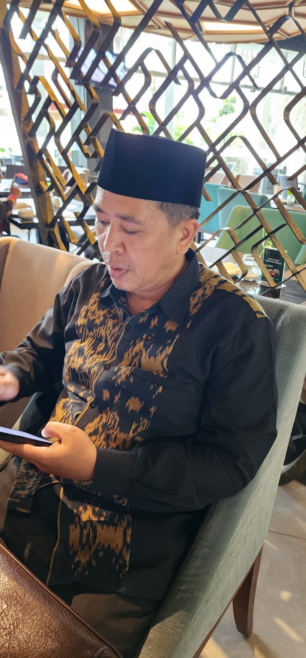 Dr. Maksum menyampaikan enam lelakaq yang masing-masing menegaskan pesan pelestarian budaya, relevansi dengan perkembangan teknologi, hingga pentingnya pemerintahan yang berpihak pada nilai-nilai budaya. (Foto: Aks)