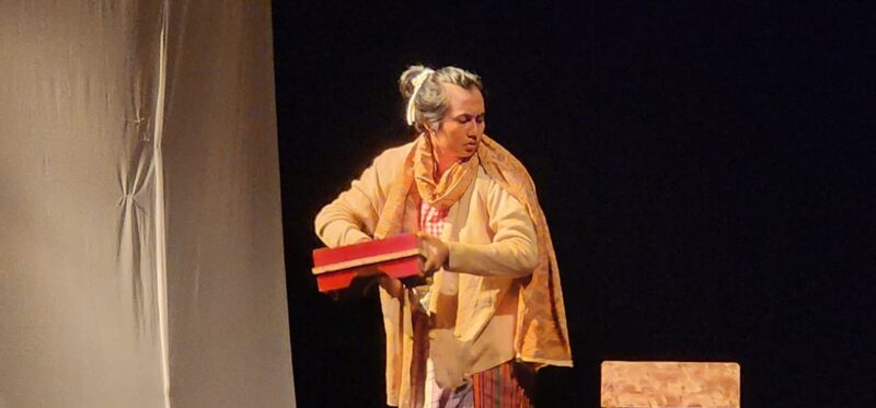 Peran itu tidak sekadar soal memerankan sosok tua. Ia adalah jembatan menuju ruang batin yang lebih dalam, di mana seseorang bertemu ketakutan, kejanggalan, sekaligus kekuatan yang selama ini tersembunyi (Foto: Aks)