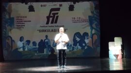 Gubernur menjelaskan bahwa sejak awal merancang pembentukan Dinas Kebudayaan, ia membayangkan figur pemimpin yang mampu membuka ruang kreasi baru, bukan sekadar menjadi penjaga warisan budaya masa lalu. (Foto: Aks)