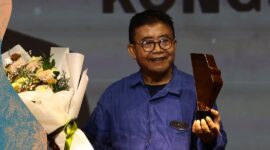 “Saya berdiri di sini bukan sebagai ‘yang paling berjasa’, melainkan sebagai salah satu dari sekian banyak pekerja seni yang percaya bahwa teater memiliki kemampuan untuk menghidupkan kembali ruang-ruang kepekaan