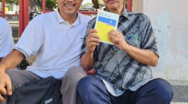 Karya-karya Pak Kisid (kanan) hadir sebagai penanda bahwa seni tidak hanya berbicara tentang bentuk dan warna, tetapi juga tentang nilai dan tanggung jawab.(Foto: ist)