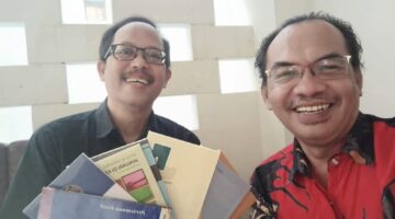Prof. Nuriadi (kanan) berbicara dengan tenang, sebagaimana seseorang yang tak terburu-buru membuktikan apa pun  (Foto: ist)