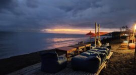 Malam itu, bulan separuh tergantung di langit seperti luka putih yang tak sembuh (Foto: Aks)