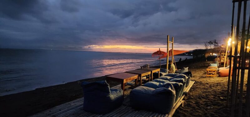 Malam itu, bulan separuh tergantung di langit seperti luka putih yang tak sembuh (Foto: Aks)