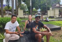 Muhammad Sibawahi (kiri). Di sinilah perbedaan antara performing art dan performance art menjadi penting (Foto: aks)