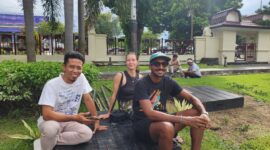 Muhammad Sibawahi (kiri). Di sinilah perbedaan antara performing art dan performance art menjadi penting (Foto: aks)