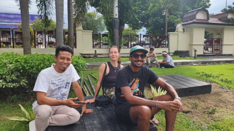 Muhammad Sibawahi (kiri). Di sinilah perbedaan antara performing art dan performance art menjadi penting (Foto: aks)