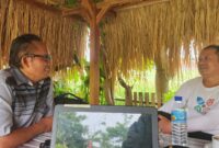 M. Sukri Aruman (kiri) dan Akeu Surya Panji (kanan). Berugaq, pada akhirnya, bukan hanya tentang arsitektur Sasak. Ia adalah cara hidup, cara duduk bersama, cara berbagi waktu, dan cara merawat ingatan kolektif. (Foto: aks)