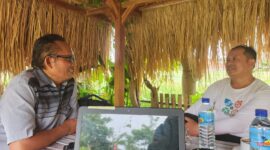 M. Sukri Aruman (kiri) dan Akeu Surya Panji (kanan). Berugaq, pada akhirnya, bukan hanya tentang arsitektur Sasak. Ia adalah cara hidup, cara duduk bersama, cara berbagi waktu, dan cara merawat ingatan kolektif. (Foto: aks)