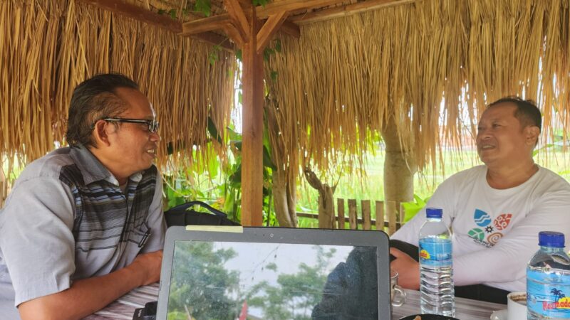 M. Sukri Aruman (kiri) dan Akeu Surya Panji (kanan). Berugaq, pada akhirnya, bukan hanya tentang arsitektur Sasak. Ia adalah cara hidup, cara duduk bersama, cara berbagi waktu, dan cara merawat ingatan kolektif. (Foto: aks)