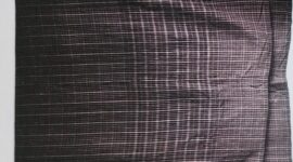 Penamaan Kembang Komak cukup unik, semestinya motifnya, namun pada Kembang Komak tidak nampak motif bunga atau kembang, hanya berupa bentangan garis putih tegak-lurus, yang apabila bersinggungan membentuk bidang persegi (Foto: Pikong)