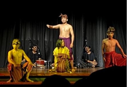 Memintal dan menenun tak lagi menjadi laku budaya, melainkan kerja dalam keterpaksaan dan ketakutan (Foto: ist)