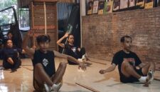 Metode Suzuki lahir dari kegelisahan Tadashi Suzuki terhadap tubuh aktor modern yang semakin terputus dari tanah dan ruang (Foto: aks)