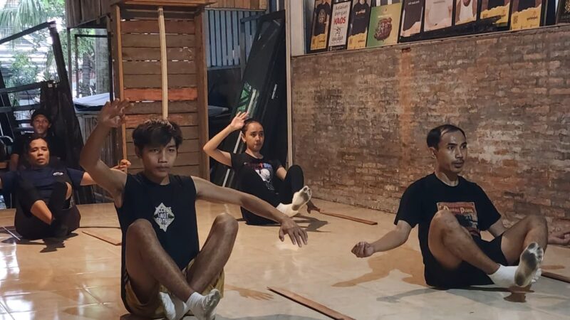 Metode Suzuki lahir dari kegelisahan Tadashi Suzuki terhadap tubuh aktor modern yang semakin terputus dari tanah dan ruang (Foto: aks)