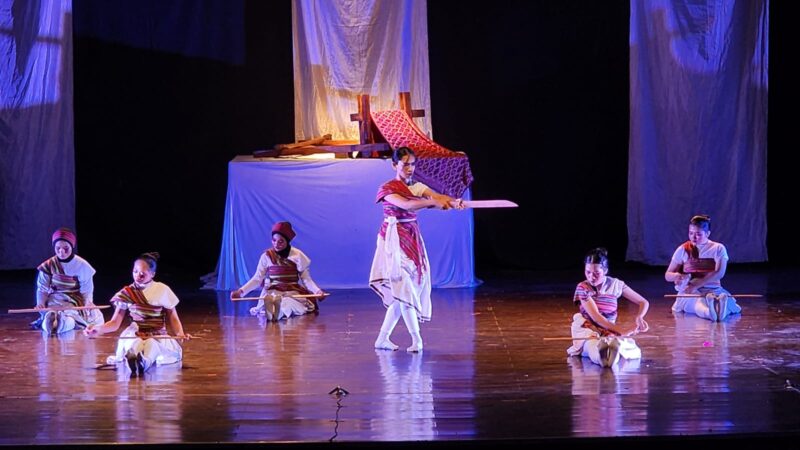 Menenun Leang bukan kerja tangan semata, melainkan laku spiritual (Foto: aks)