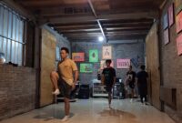 Hentakan kaki bukan sekadar gerak, melainkan pernyataan: bahwa teater dimulai dari tubuh yang sadar, dari energi yang disimpan dan dilepaskan dengan penuh tanggung jawab (Foto: aks)