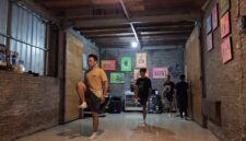 Hentakan kaki bukan sekadar gerak, melainkan pernyataan: bahwa teater dimulai dari tubuh yang sadar, dari energi yang disimpan dan dilepaskan dengan penuh tanggung jawab (Foto: aks)