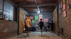 Hentakan kaki bukan sekadar gerak, melainkan pernyataan: bahwa teater dimulai dari tubuh yang sadar, dari energi yang disimpan dan dilepaskan dengan penuh tanggung jawab (Foto: aks)