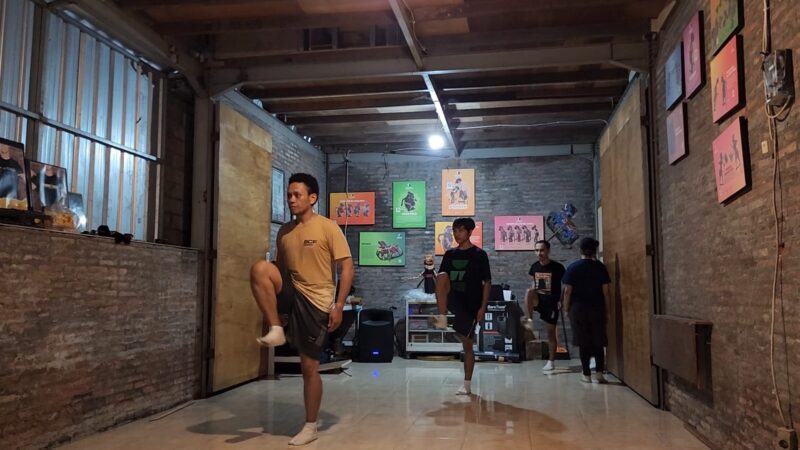 Hentakan kaki bukan sekadar gerak, melainkan pernyataan: bahwa teater dimulai dari tubuh yang sadar, dari energi yang disimpan dan dilepaskan dengan penuh tanggung jawab (Foto: aks)