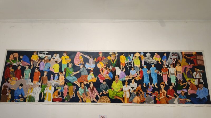 “Sketsa lukisan ini lebih fokus pada figur dan gerak tubuh yang saling mengamati dan memperhatikan. Dari situ muncul isyarat dialog dan narasi yang berkesinambungan,” jelas Radek. (Foto: aks)