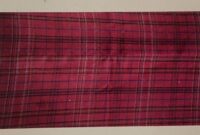 Londong Abang berarti kain merah.  Motif kotak-kotak berwarna merah hati mengandung makna keberanian dan kebijaksanaan (Foto: Pikong)