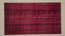 Londong Abang berarti kain merah.  Motif kotak-kotak berwarna merah hati mengandung makna keberanian dan kebijaksanaan (Foto: Pikong)