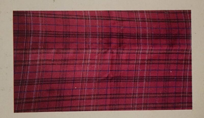 Londong Abang berarti kain merah.  Motif kotak-kotak berwarna merah hati mengandung makna keberanian dan kebijaksanaan (Foto: Pikong)