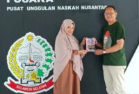 Adriani binti Nasir (kiri) menerima Buku 