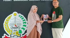 Adriani binti Nasir (kiri) menerima Buku 