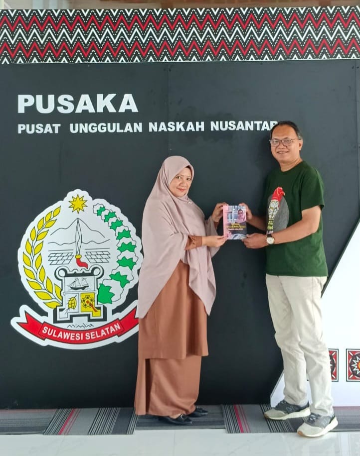 Adriani binti Nasir (kiri) menerima Buku 