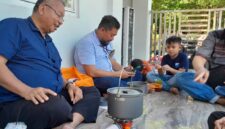 Dari hobi suka mengoleksi kompor portable dan senter, tersirat bahwa ia tak membanggakan benda-benda itu. (Foto: ist)













