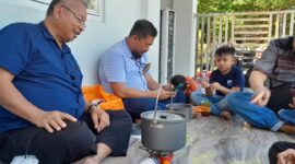 Dari hobi suka mengoleksi kompor portable dan senter, tersirat bahwa ia tak membanggakan benda-benda itu. (Foto: ist)













