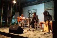 Ipang Pantjoro Sumarsa (kiri), Nazla (tengah), Aldo (kanan). Kehadirannya bukan sekadar tampil, melainkan memberi ruang belajar bagi musisi muda untuk merasakan langsung energi panggung yang otentik (Foto: Winsa Le Embrio)