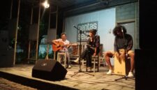 Ipang Pantjoro Sumarsa (kiri), Nazla (tengah), Aldo (kanan). Kehadirannya bukan sekadar tampil, melainkan memberi ruang belajar bagi musisi muda untuk merasakan langsung energi panggung yang otentik (Foto: Winsa Le Embrio)