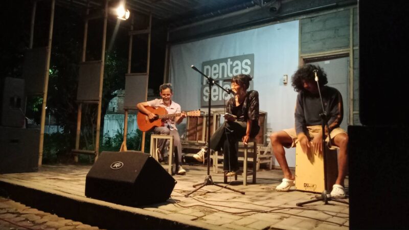 Ipang Pantjoro Sumarsa (kiri), Nazla (tengah), Aldo (kanan). Kehadirannya bukan sekadar tampil, melainkan memberi ruang belajar bagi musisi muda untuk merasakan langsung energi panggung yang otentik (Foto: Winsa Le Embrio)