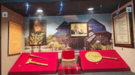 Regalia Kesultanan Sumbawa bukan hanya warisan masa lalu, tetapi simbol nilai-nilai kepemimpinan, keberanian, pengayoman, dan kesetiaan yang tetap relevan hingga kini (Foto: aks/ceraken.id)