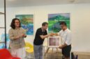 Mr. Red (kiri), Kim Dong Pil (tengah), Lalu Syaukani (kanan), Karya tersebut merupakan hasil pembacaan visual Kim terhadap lanskap persawahan Tetebatu yang ia rekam pada Mei 2025 (Foto: aks)