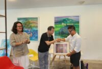Mr. Red (kiri), Kim Dong Pil (tengah), Lalu Syaukani (kanan), Karya tersebut merupakan hasil pembacaan visual Kim terhadap lanskap persawahan Tetebatu yang ia rekam pada Mei 2025 (Foto: aks)