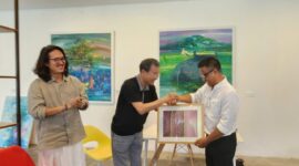 Mr. Red (kiri), Kim Dong Pil (tengah), Lalu Syaukani (kanan), Karya tersebut merupakan hasil pembacaan visual Kim terhadap lanskap persawahan Tetebatu yang ia rekam pada Mei 2025 (Foto: aks)