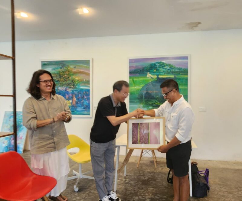 Mr. Red (kiri), Kim Dong Pil (tengah), Lalu Syaukani (kanan), Karya tersebut merupakan hasil pembacaan visual Kim terhadap lanskap persawahan Tetebatu yang ia rekam pada Mei 2025 (Foto: aks)