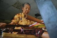Di tengah derasnya arus modernisasi dan teknologi, keteguhan masyarakat menjaga tradisi tenun menjadi kunci agar jejak leluhur tidak hilang (Foto: Pikong)