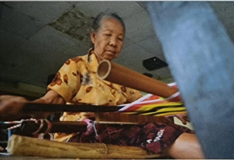 Di tengah derasnya arus modernisasi dan teknologi, keteguhan masyarakat menjaga tradisi tenun menjadi kunci agar jejak leluhur tidak hilang (Foto: Pikong)