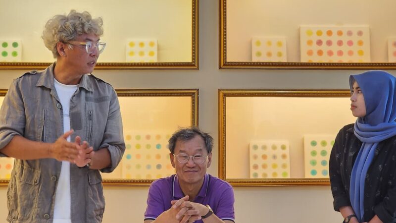 Bagi Kim Dong Pil (tengah) sendiri, perjalanan visualnya di Lombok tampaknya belum  selesai (Foto: aks)