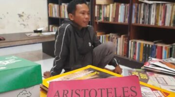 “Bagi saya, membaca itu sebuah kebutuhan seperti halnya kita butuh makan ketika kita lapar,” kata Nas (Foto: Teman Baca/ceraken.id)