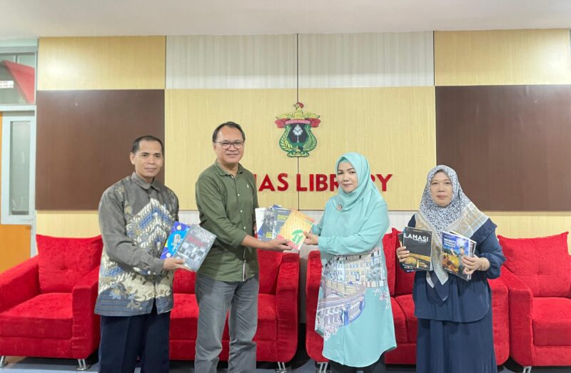 Penulis (tengah, baju hijau) menyerahkan buku kepada Kepala Perpustakaan Unhas, Prof Munira Hasjim (dua dari kanan) (Foto: ist/ceraken.id)