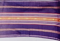 Nama Sundawa merupakan nama sungai yang ada di wilayah selatan Desa Pringgasela. Dinamakan motif
Sundawa karena orang tua di Pringgasela dahulunya sebelum menenun sering berimajinasi di pinggir Sungai Sundawa sambil menikmati aliran air sungai. Dari
hasil imajinasi ini kemudian lahirlah motif tenun yang dinamakan Sundawa (Foto: Pikong)