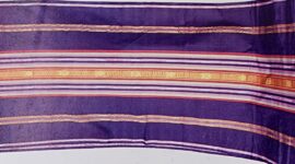 Nama Sundawa merupakan nama sungai yang ada di wilayah selatan Desa Pringgasela. Dinamakan motif
Sundawa karena orang tua di Pringgasela dahulunya sebelum menenun sering berimajinasi di pinggir Sungai Sundawa sambil menikmati aliran air sungai. Dari
hasil imajinasi ini kemudian lahirlah motif tenun yang dinamakan Sundawa (Foto: Pikong)